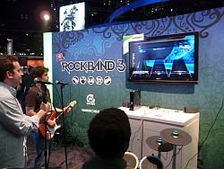 画像ギャラリー No.001のサムネイル画像 / ［E3 2010］新作音ゲー「Rock Band 3」では新楽器としてキーボードが追加。なんと最大7人までのプレイヤーが参加可能な大パーティゲームに進化