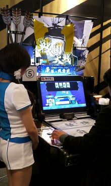 画像ギャラリー No.003のサムネイル画像 / 稼働は11月! セガが贈る期待のアーケードカードゲーム「戦国大戦」。“タッチアクション”や個性的な武将カードの魅力に迫る