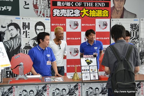 画像ギャラリー No.008のサムネイル画像 / 「龍が如く OF THE END」の発売記念抽選会を訪れた，名越稔洋氏へのショートインタビューを掲載