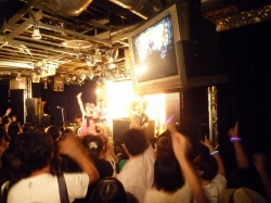 画像ギャラリー No.002のサムネイル画像 / 「pop'n music 18」開催されたライブの会場は,ファンでいっぱいに