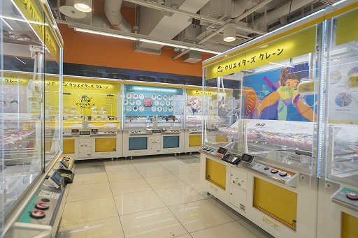 画像ギャラリー No.003のサムネイル画像 / 人気クリエイターとのコラボ商品が手に入る“pixivFACTORY × SEGA”クレーンゲームがSEGA新宿歌舞伎町に登場