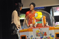 画像ギャラリー No.004のサムネイル画像 / 業務中に携帯電話で話しだす新人に，先輩はどう対応する？　タイトーステーションのNo.1クルーを決める「第８回接客スタァ誕生！」レポート