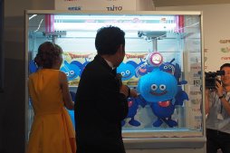 画像ギャラリー No.007のサムネイル画像 / 鈴木奈々さんが“キス芸”に挑戦? ダチョウ倶楽部の定番コントも披露された「クレーンゲーム・オブ・ザ・イヤー2017」表彰式レポート