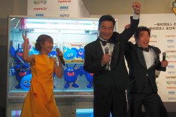 画像ギャラリー No.008のサムネイル画像 / 鈴木奈々さんが“キス芸”に挑戦? ダチョウ倶楽部の定番コントも披露された「クレーンゲーム・オブ・ザ・イヤー2017」表彰式レポート