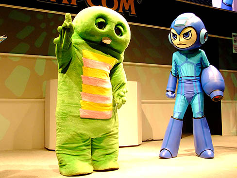画像ギャラリー No.001のサムネイル画像 / ［TGS 2010］「緑色の何か」の正体が明らかに。ロックマンシリーズ最新作「MEGA MAN UNIVERSE」のステージイベントにガチャピン登場