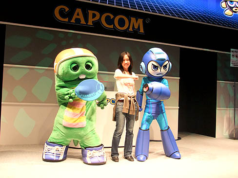 画像ギャラリー No.005のサムネイル画像 / ［TGS 2010］「緑色の何か」の正体が明らかに。ロックマンシリーズ最新作「MEGA MAN UNIVERSE」のステージイベントにガチャピン登場