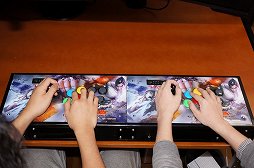 画像ギャラリー No.046のサムネイル画像 / 「STREET FIGHTER X 鉄拳」仕様のアーケードスティック，Mad Catz「アーケード ファイトスティック」レビュー。2グレード6製品を徹底比較