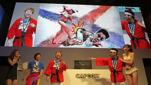 画像ギャラリー No.002のサムネイル画像 / ［TGS 2011］「STREET FIGHTER X 鉄拳」，小野P＆原田Pの“いつもの”コントが炸裂した“SAIKYO X KOBUSI”ステージイベントムービー