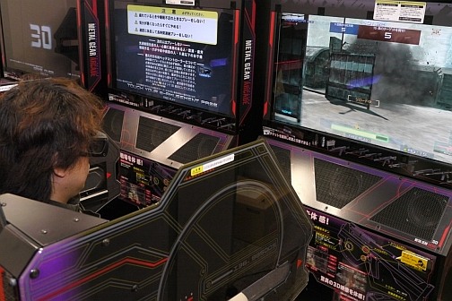 画像ギャラリー No.013のサムネイル画像 / 12月20日の稼動開始が迫る「METAL GEAR ARCADE」,KONAMI本社に潜入を果たした西川善司が贈る,飛び出すスネーク体験記