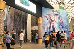 画像ギャラリー No.005のサムネイル画像 / [CJ 2011]合体要素はまだ実装されないものの，CABALの市場を継ぐSF MMORPG「驚天動地II」がプレイアブル展示