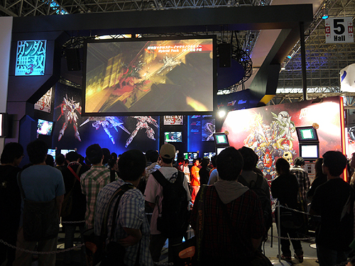 画像ギャラリー No.002のサムネイル画像 / ［TGS 2010］「テイルズ オブ グレイセス エフ」などは入場制限がかけられるほどに盛況。バンダイナムコゲームスブース混雑情報