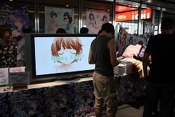 画像ギャラリー No.008のサムネイル画像 / 長谷川明子さんが来場者をおしおき!?「秋葉原電気外祭り3」で行われた「クリミナルガールズ×日本一RADIO」公開収録の模様をレポート