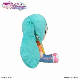 画像ギャラリー No.005のサムネイル画像 / 「初音ミク」×「オシャレ魔女 ラブ and ベリー」コラボのふわぷちぬいぐるみがプライズ商品として登場。ラブ衣装とベリー衣装の2種