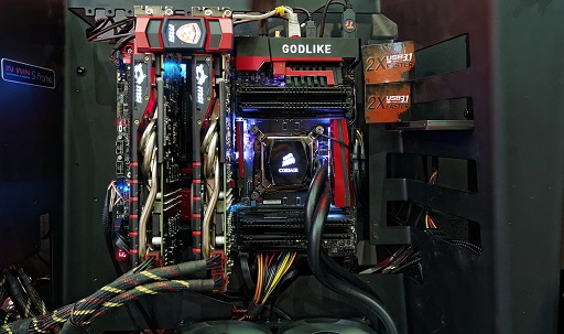 画像ギャラリー No.003のサムネイル画像 / ［COMPUTEX］Skylake時代の新機能を先取り（？）した，七色に光るマザーボード。MSI「X99A GODLIKE GAMING」