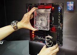 画像ギャラリー No.013のサムネイル画像 / ［COMPUTEX］Skylake時代の新機能を先取り（？）した，七色に光るマザーボード。MSI「X99A GODLIKE GAMING」