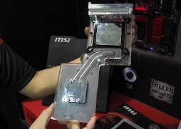 画像ギャラリー No.014のサムネイル画像 / ［COMPUTEX］Skylake時代の新機能を先取り（？）した，七色に光るマザーボード。MSI「X99A GODLIKE GAMING」