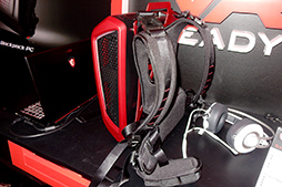 画像ギャラリー No.008のサムネイル画像 / ［COMPUTEX］MSIの「背負えるPC」は意外なほど完成度が高かった。視線追跡デバイスによるゲームも体験できたMSIブースレポート