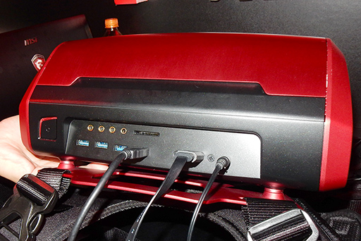 画像ギャラリー No.010のサムネイル画像 / ［COMPUTEX］MSIの「背負えるPC」は意外なほど完成度が高かった。視線追跡デバイスによるゲームも体験できたMSIブースレポート