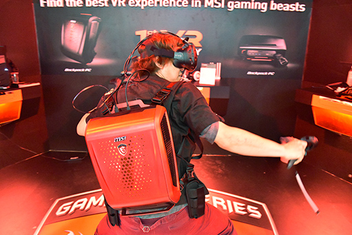画像ギャラリー No.012のサムネイル画像 / ［COMPUTEX］MSIの「背負えるPC」は意外なほど完成度が高かった。視線追跡デバイスによるゲームも体験できたMSIブースレポート