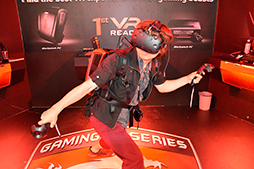 画像ギャラリー No.013のサムネイル画像 / ［COMPUTEX］MSIの「背負えるPC」は意外なほど完成度が高かった。視線追跡デバイスによるゲームも体験できたMSIブースレポート