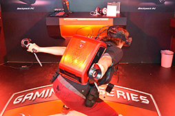画像ギャラリー No.014のサムネイル画像 / ［COMPUTEX］MSIの「背負えるPC」は意外なほど完成度が高かった。視線追跡デバイスによるゲームも体験できたMSIブースレポート