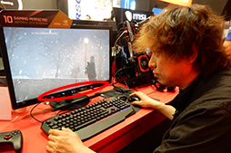 画像ギャラリー No.017のサムネイル画像 / ［COMPUTEX］MSIの「背負えるPC」は意外なほど完成度が高かった。視線追跡デバイスによるゲームも体験できたMSIブースレポート