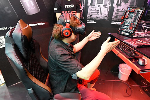 画像ギャラリー No.021のサムネイル画像 / ［COMPUTEX］MSIの「背負えるPC」は意外なほど完成度が高かった。視線追跡デバイスによるゲームも体験できたMSIブースレポート