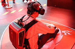 画像ギャラリー No.006のサムネイル画像 / これは意外に使えるかも。MSIの背負うPC「Backpack PC」でVRゲームをプレイしてみた
