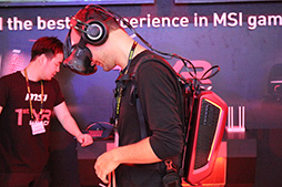 画像ギャラリー No.008のサムネイル画像 / これは意外に使えるかも。MSIの背負うPC「Backpack PC」でVRゲームをプレイしてみた