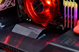 画像ギャラリー No.028のサムネイル画像 / ［COMPUTEX］MSIのMax-Q採用ノートPCは，従来と同じ筐体で何が変わった？ 横スクロールSTGのボス的デザイン採用マザーなどとまとめてチェック