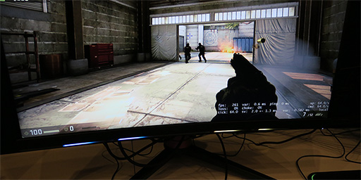 画像ギャラリー No.003のサムネイル画像 / ［CES 2018］MSIの新型湾曲ディスプレイは，ゲームの動作と連動するLEDイルミネーションに注目