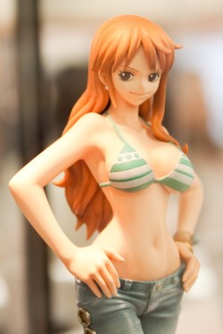 画像ギャラリー No.003のサムネイル画像 / 「ナミさん」「エヴァ6号機」「イカ娘」など，人気アニメのフィギュアがズラリ。「第24回プライズフェア」フォトレポート