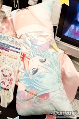 画像ギャラリー No.337のサムネイル画像 / 「ナミさん」「エヴァ6号機」「イカ娘」など，人気アニメのフィギュアがズラリ。「第24回プライズフェア」フォトレポート
