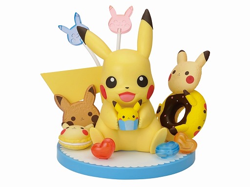 画像ギャラリー No.001のサムネイル画像 / スイーツに囲まれて幸せそうな「ピカチュウ」のフィギュアなどがプライズで登場