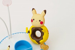 画像ギャラリー No.002のサムネイル画像 / スイーツに囲まれて幸せそうな「ピカチュウ」のフィギュアなどがプライズで登場