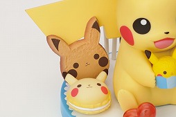 画像ギャラリー No.004のサムネイル画像 / スイーツに囲まれて幸せそうな「ピカチュウ」のフィギュアなどがプライズで登場
