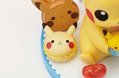 画像ギャラリー No.008のサムネイル画像 / スイーツに囲まれて幸せそうな「ピカチュウ」のフィギュアなどがプライズで登場