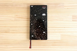 画像ギャラリー No.001のサムネイル画像 / 「スペースインベーダー」とコラボした「ほぼ日手帳」2018年版が9月2日より数量限定販売