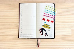 画像ギャラリー No.003のサムネイル画像 / 「スペースインベーダー」とコラボした「ほぼ日手帳」2018年版が9月2日より数量限定販売
