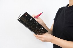 画像ギャラリー No.006のサムネイル画像 / 「スペースインベーダー」とコラボした「ほぼ日手帳」2018年版が9月2日より数量限定販売
