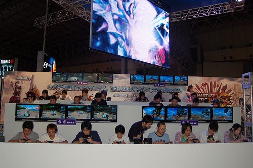 画像ギャラリー No.003のサムネイル画像 / ［TGS 2010］「ファンタシースターポータブル2 インフィニティ」，新たなボスに挑戦できる試遊台でのマルチプレイを撮影したムービーを掲載