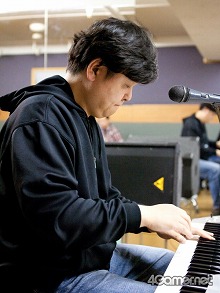 画像ギャラリー No.003のサムネイル画像 / 伊藤賢治氏が“全編バトル曲”のライブに向けて意気込みを語る。11月23日開催「THE NEXT STAGE 〜gentle echo meeting 3〜」を間近に控えたリハーサル現場に潜入