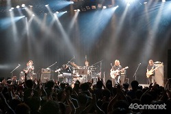 画像ギャラリー No.106のサムネイル画像 / 「サガ」や「聖剣伝説」のバトル曲がバンドサウンドに生まれ変わった! 伊藤賢治氏のライブ「THE NEXT STAGE 〜gentle echo meeting 3〜」レポート