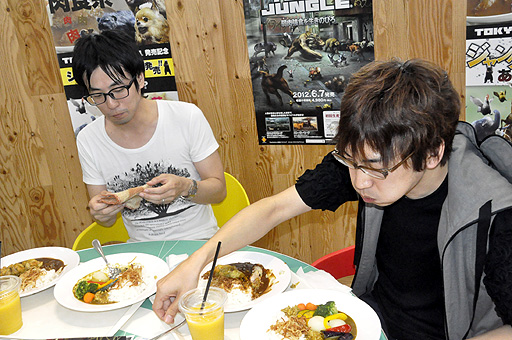 画像ギャラリー No.009のサムネイル画像 / SCEの社食が「TOKYO JUNGLE」にジャックされた？　片岡氏と山際氏も登場した「TOKYO JUNGLE」特製カレー事前試食会をレポート