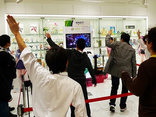 画像ギャラリー No.002のサムネイル画像 / KONAMI名物プロデューサーのNAOKIが1日店長に！ 「DanceEvolution」発売記念イベントをレポート