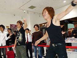 画像ギャラリー No.003のサムネイル画像 / KONAMI名物プロデューサーのNAOKIが1日店長に！ 「DanceEvolution」発売記念イベントをレポート