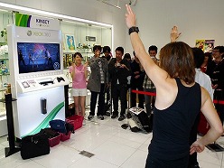 画像ギャラリー No.004のサムネイル画像 / KONAMI名物プロデューサーのNAOKIが1日店長に！ 「DanceEvolution」発売記念イベントをレポート