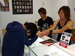 画像ギャラリー No.006のサムネイル画像 / KONAMI名物プロデューサーのNAOKIが1日店長に！ 「DanceEvolution」発売記念イベントをレポート