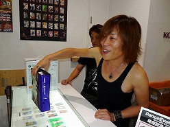 画像ギャラリー No.007のサムネイル画像 / KONAMI名物プロデューサーのNAOKIが1日店長に！ 「DanceEvolution」発売記念イベントをレポート