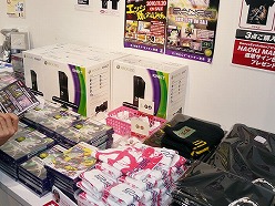 画像ギャラリー No.009のサムネイル画像 / KONAMI名物プロデューサーのNAOKIが1日店長に！ 「DanceEvolution」発売記念イベントをレポート